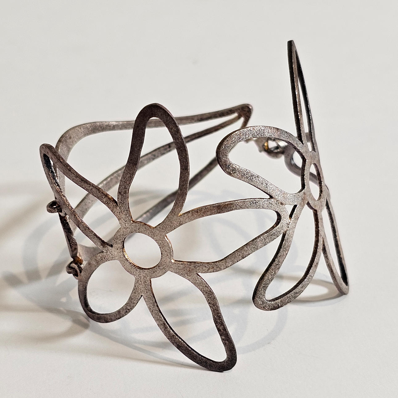 PULSERA TOUS EN PLATA CALADA FORMANDO MARGARITAS.