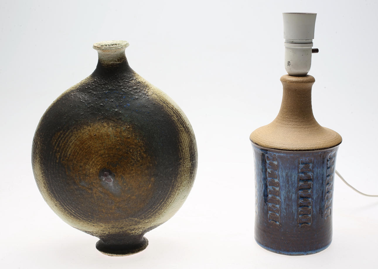 VAS samt BORDSLAMPA, keramik, 1900-talets mitt.