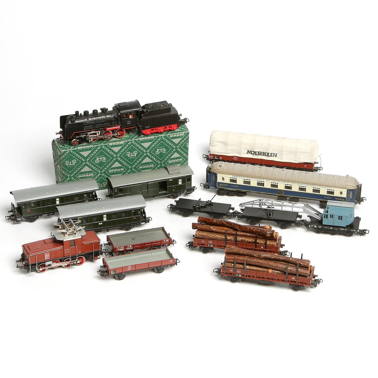 MODELLTÅG, Märklin, ånglok 24058, ellok E6302 samt VAGNAR, 11 vagnar, skala H0. 1950/60-tal.