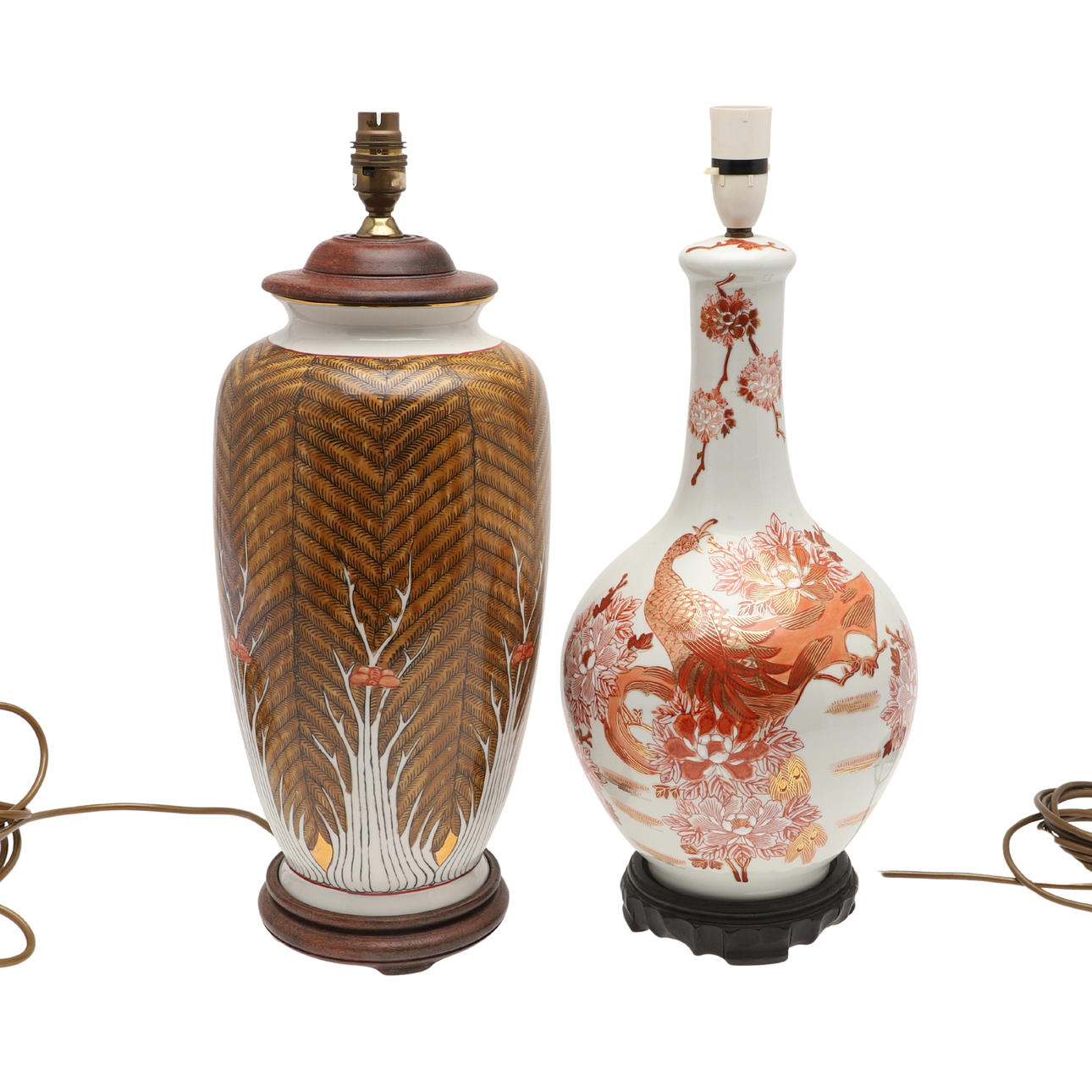 TVÅ MODERNA KINESISKA BORDSLAMPOR.