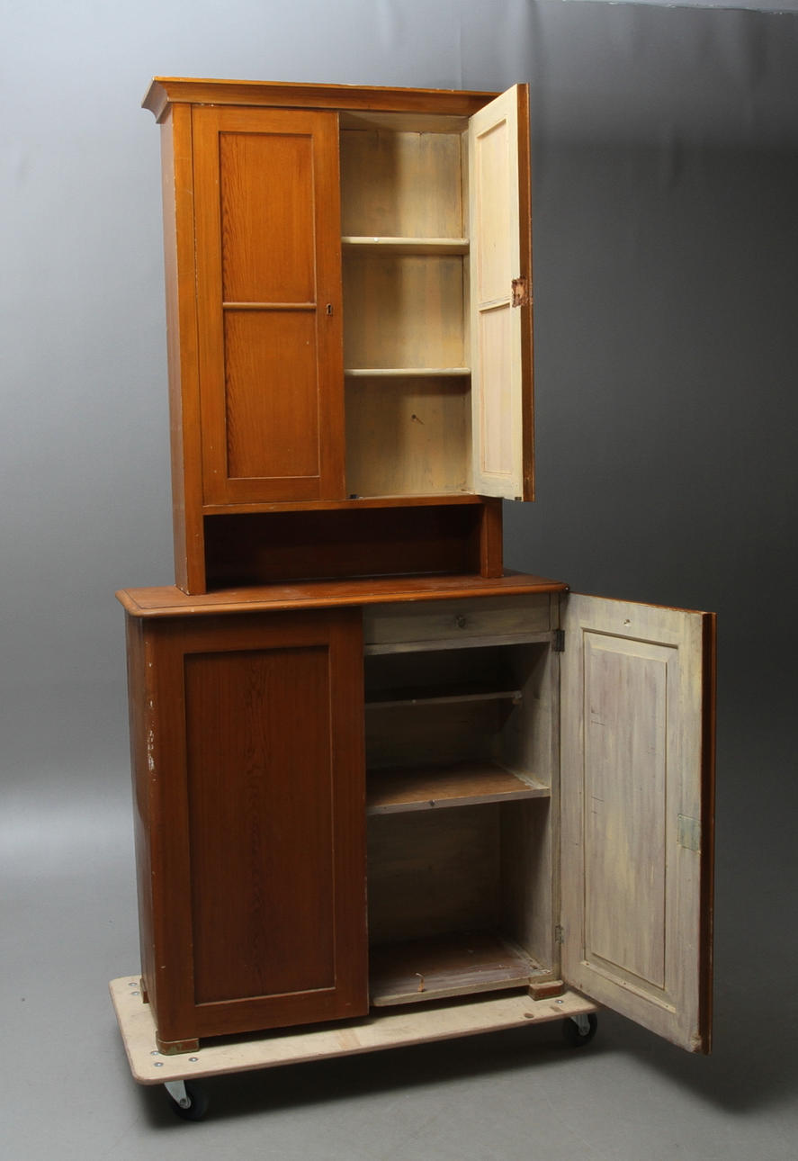 SKÄNKSKÅP, 2 delar, omkring 1900.