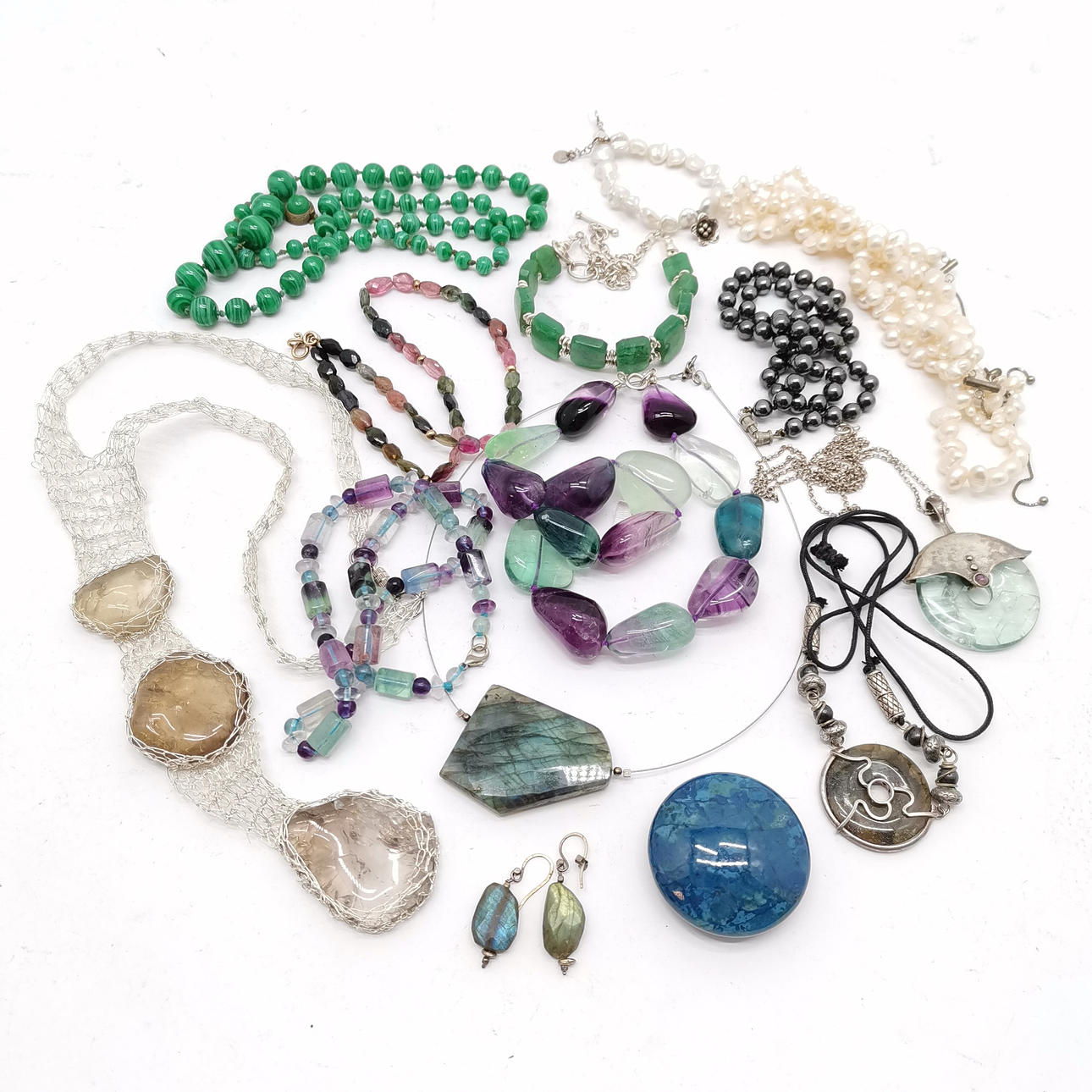 ANTAL HÅRDE STEN/PERLEHALSKÆDER.