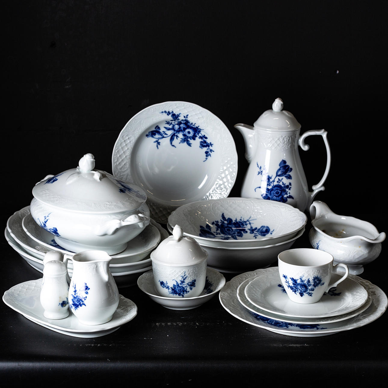 Ein 59-teiliges Set, „Echt Cobalt“, Schumann Arzberg Tradition.