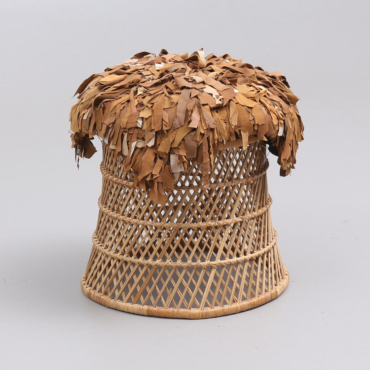 PALL, i korgmaterial med dyna.