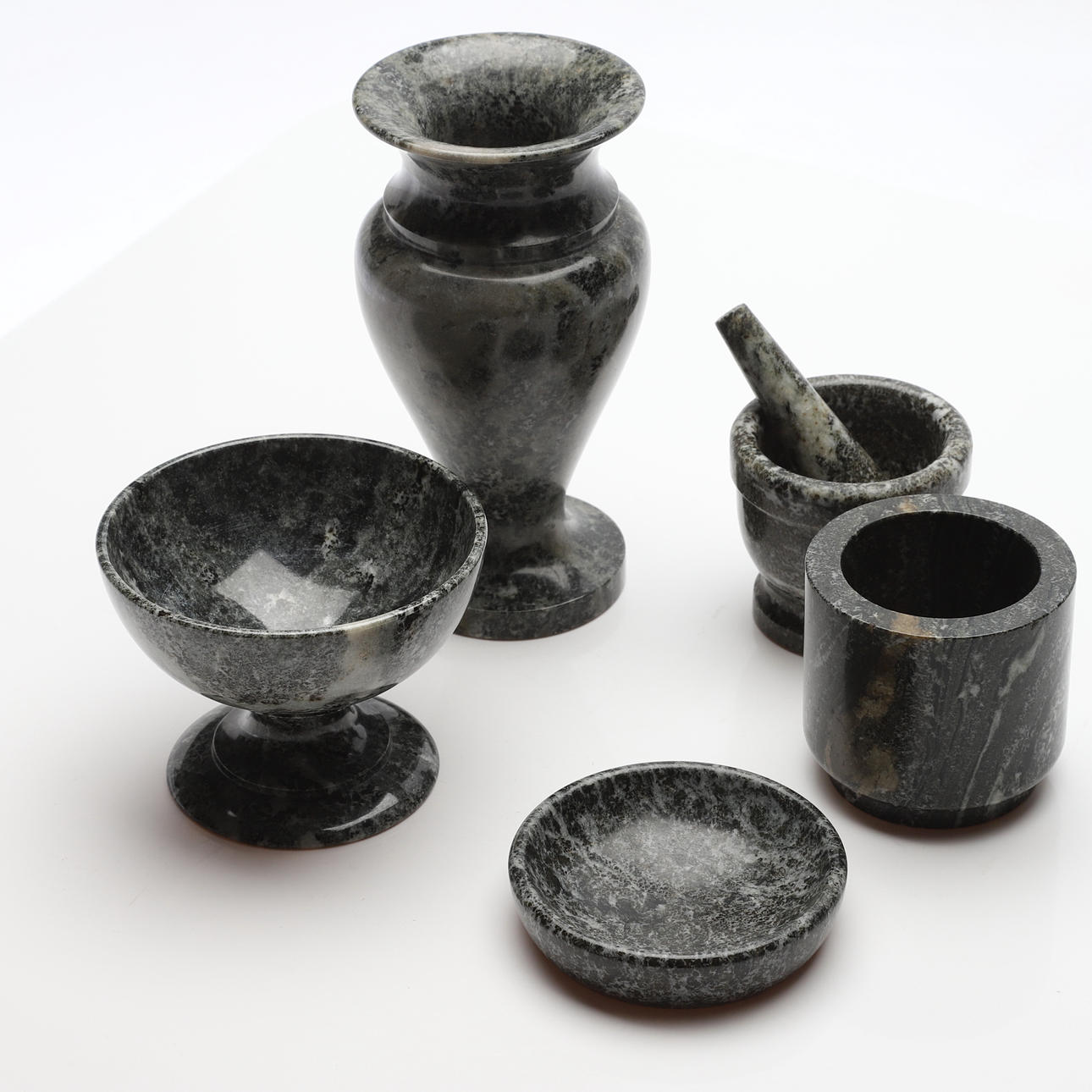 MARMORFÖREMÅL, 5 delar, kolmårdsmarmor, 1900-tal.