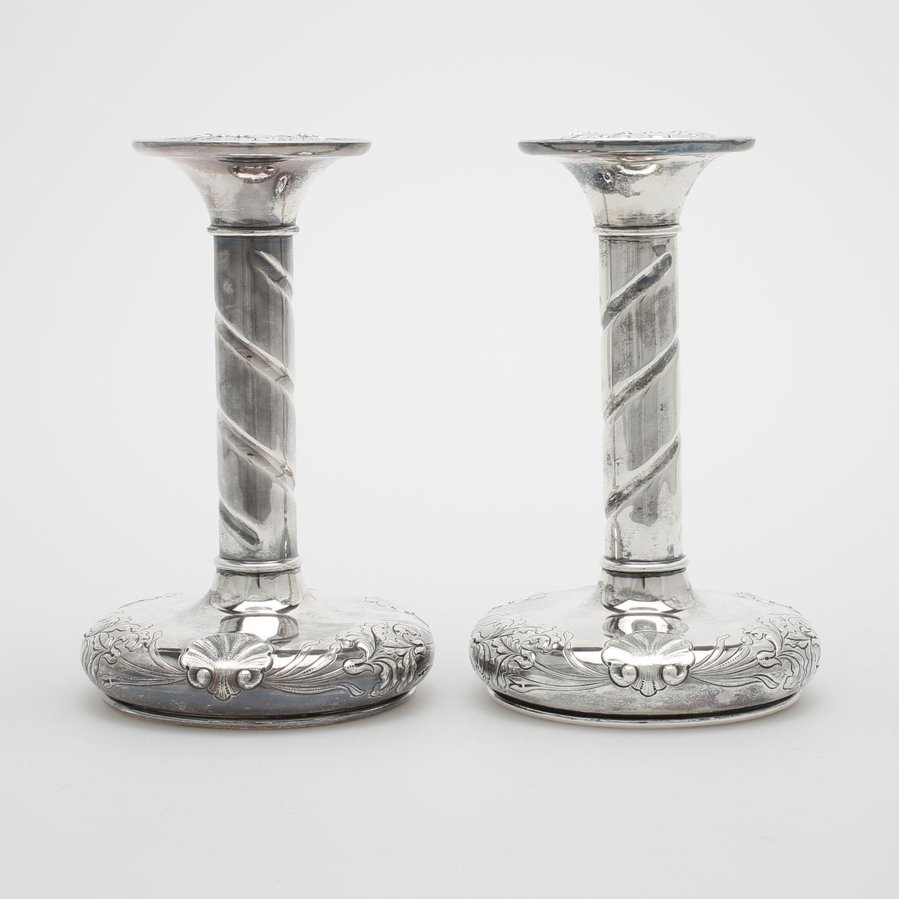 LJUSSTAKAR, ett par, silver, Oscar L Olausson, Stockholm 1953, totalvikt ca 1940 gram.