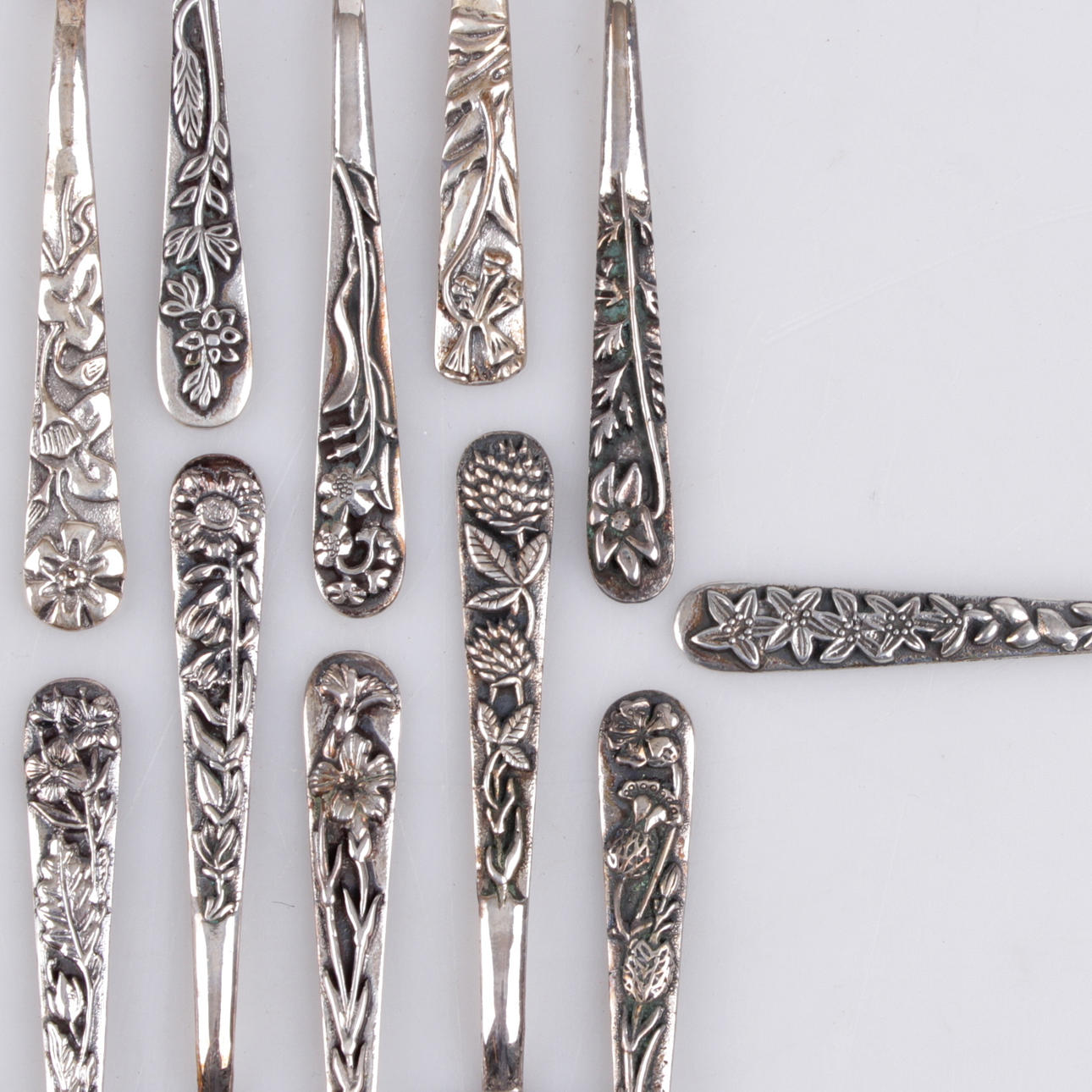 KAFFESKEDAR, 11 st. Silver, Blomsterdekor efter Carl von Linné, Mema för Fyrklövern.