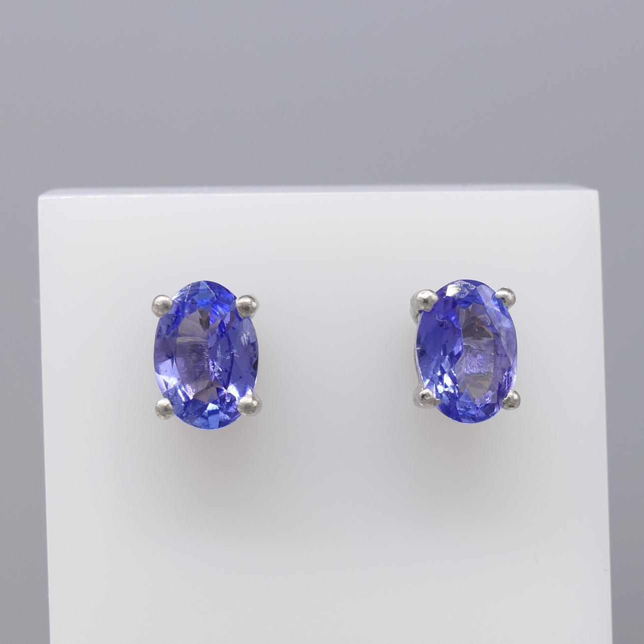 TANZANITE ÄDELSTEN silverörhängen.