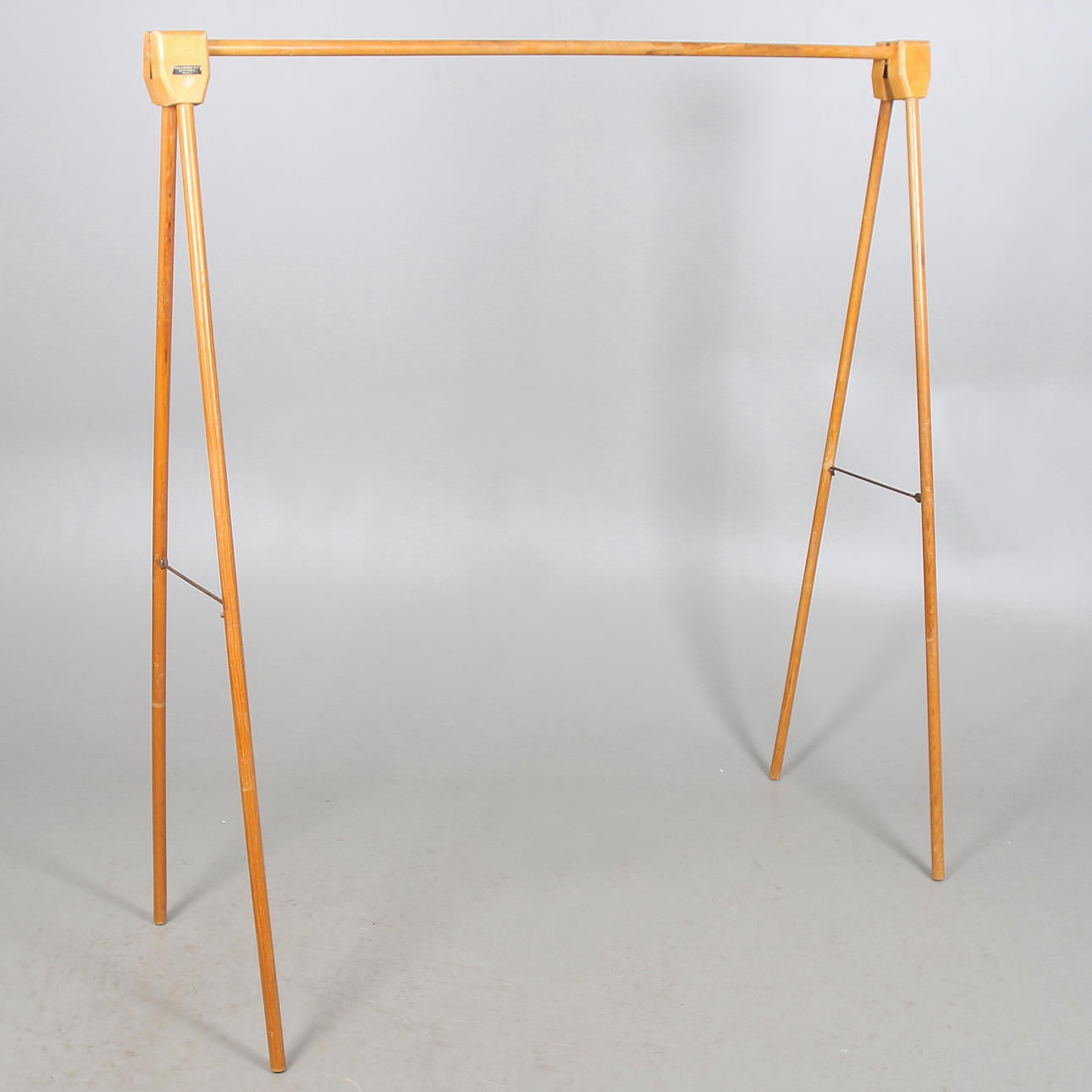 KLÄDSTÄLLNING, trä, Industrifirman Elit, Patent 5, Husqvarna, 1900-talets första hälft.