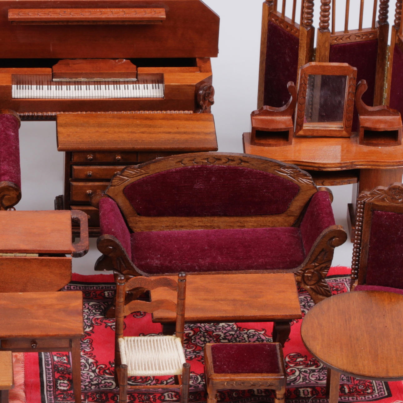 DOCKSKÅPSMÖBLER, 23 delar, delvis nyrenässans stil, 1900-tal.