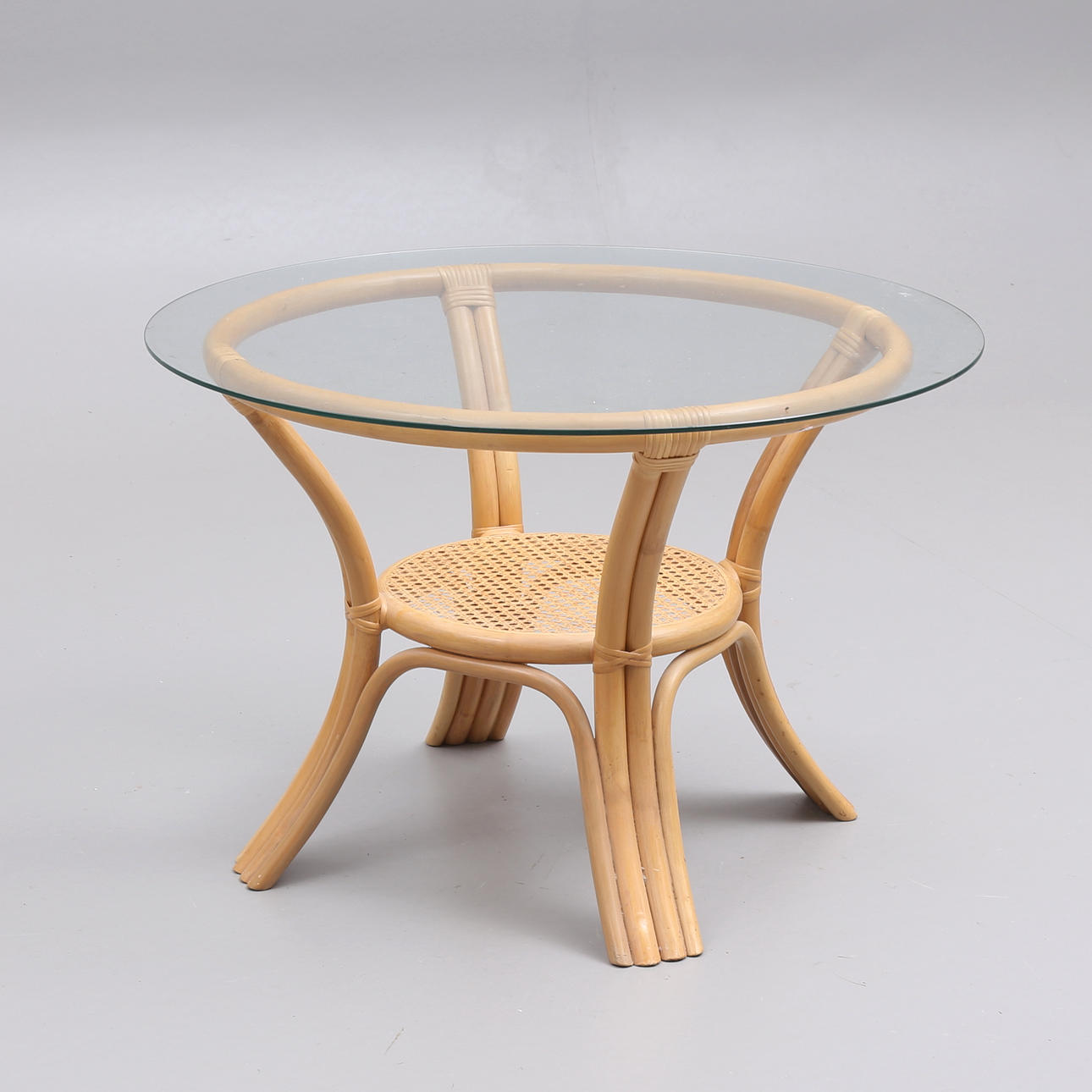 Ein Rattan-/Glastisch aus dem Jahr 1900/2000.
