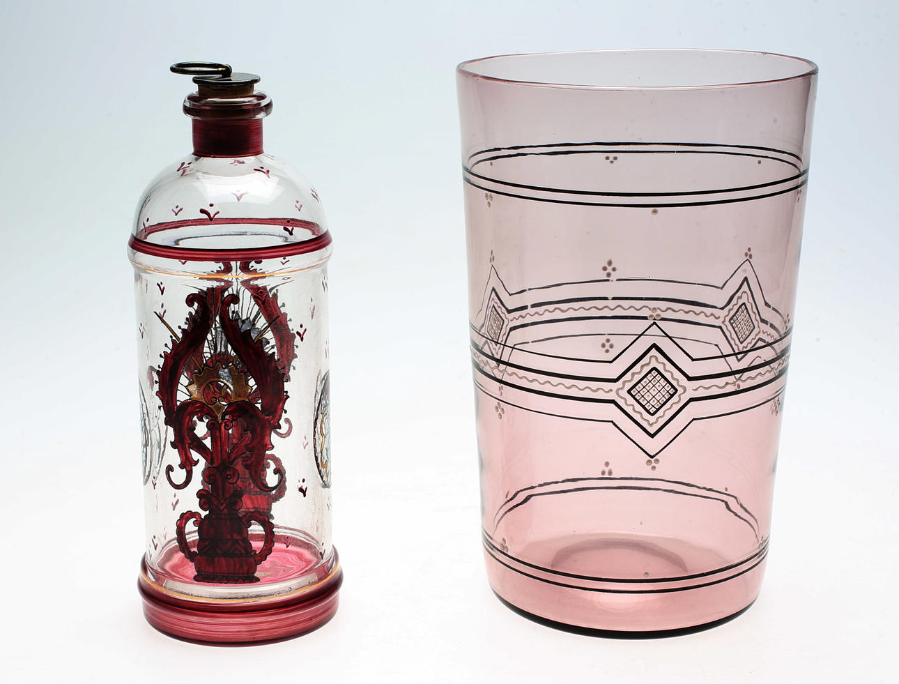 GLAS, 2 delar, vas och karaff, bl a Pukeberg, 1900-tal.