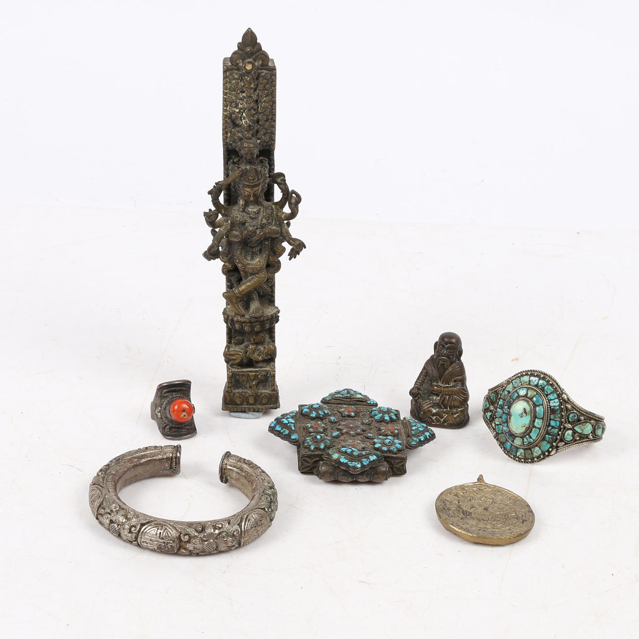 UNA COLECCIÓN DE OBJETOS TIBETANOS.