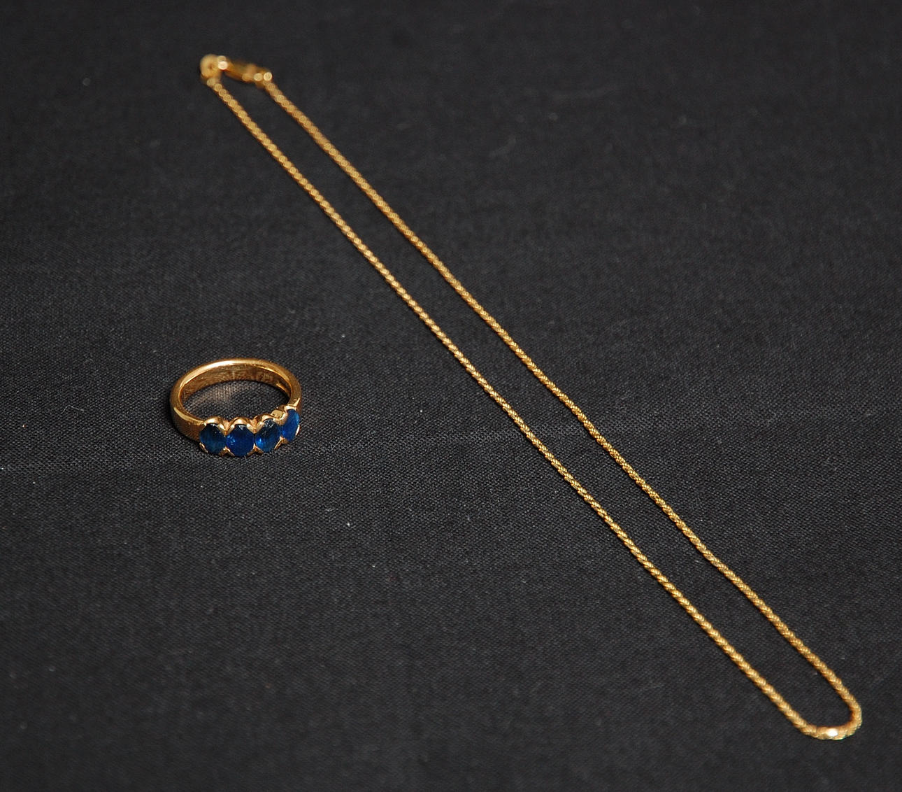 RING, 18 k guld med 4 st safirer, 1 st KEDJA 18 K guld.