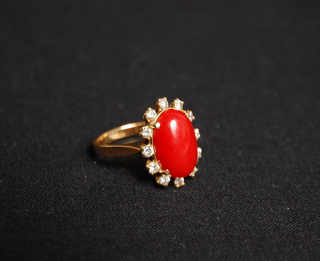 RING, 18 k guld med korall, 12 st briljantslipade diamanter.