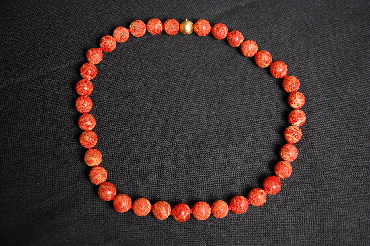 OLE LYNGGAARD. COLLIERHALSBAND, ARMBAND, 4 delar, 1 st LÅS, 18 K guld, odlade barocka, korall, snäckskals, 1 st syntettiskt.