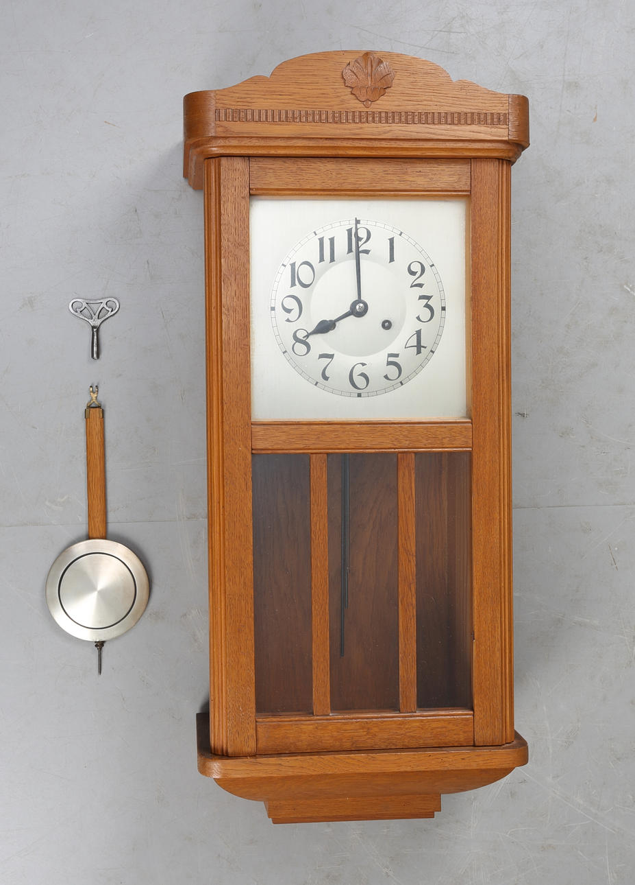 VÄGGKLOCKA, ek, 1900-talets första hälft.