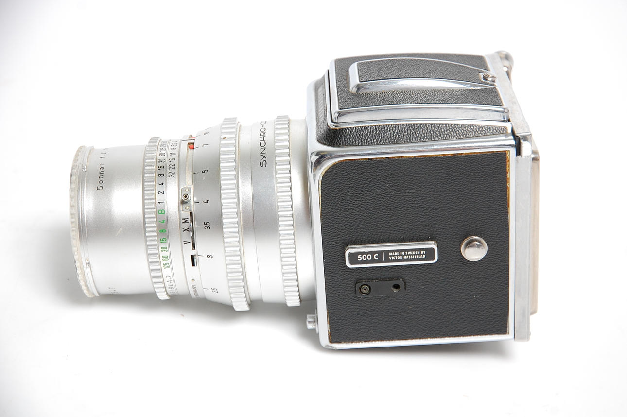 KAMERA, HASSELBLAD, 500 C med 3 filmbakstycke, två linser, med diverse tillbehör.