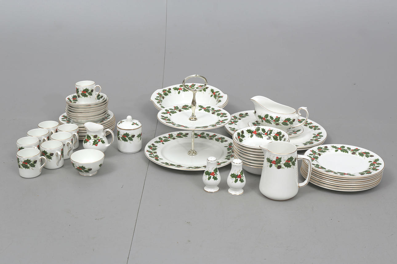 SERVISDELAR, porslin, 50 delar, "Noel", Royal Grafton, England.