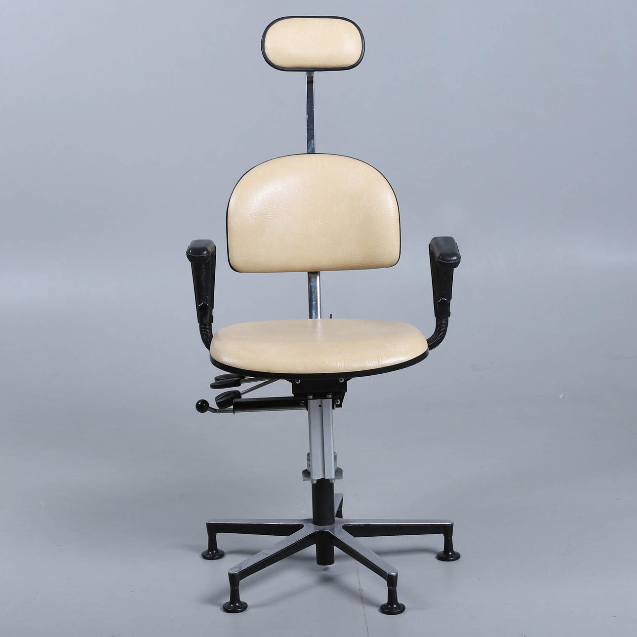 SJÖBLOMS. ÖRONBEHANDLINGSSTOL.