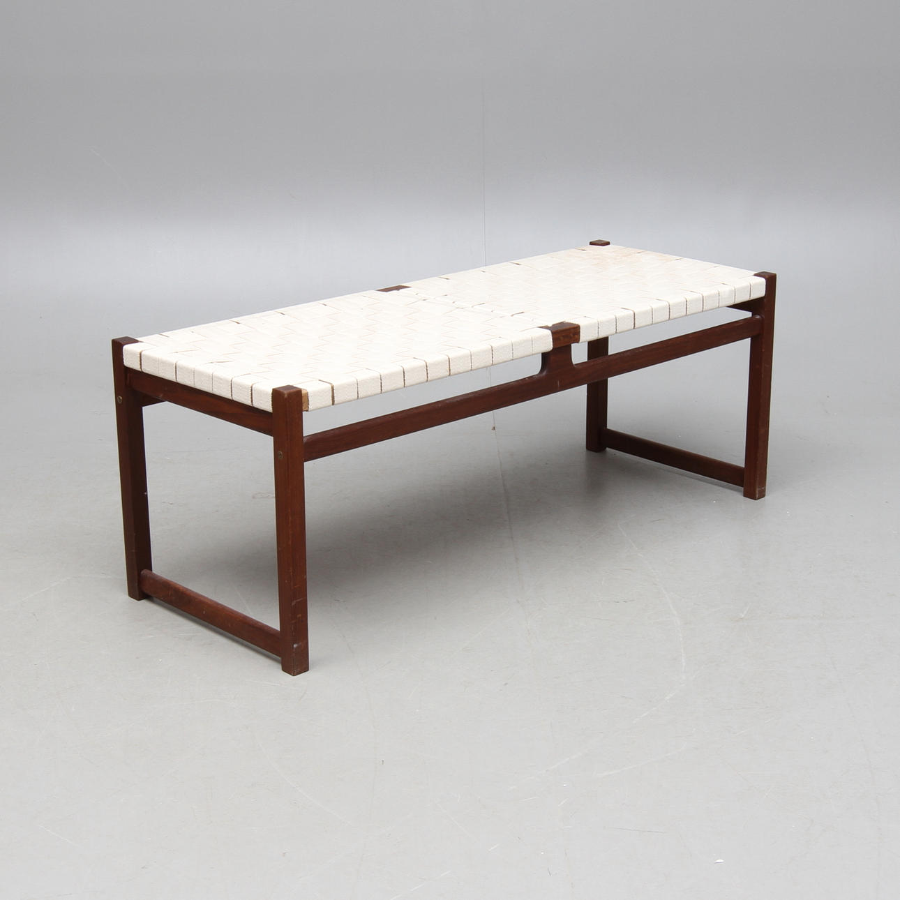 BÄNK, sits av flätad sadelgjord, 1900-talets andra hälft.