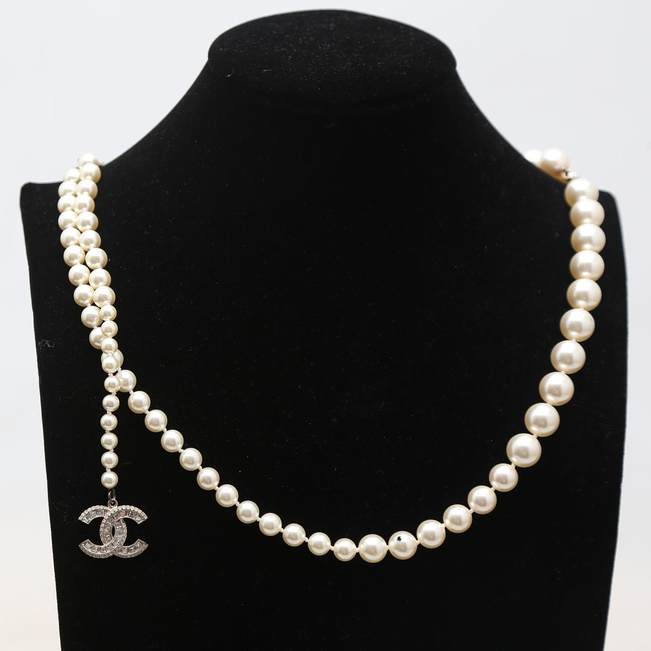 CHANEL. Pärlhalsband.