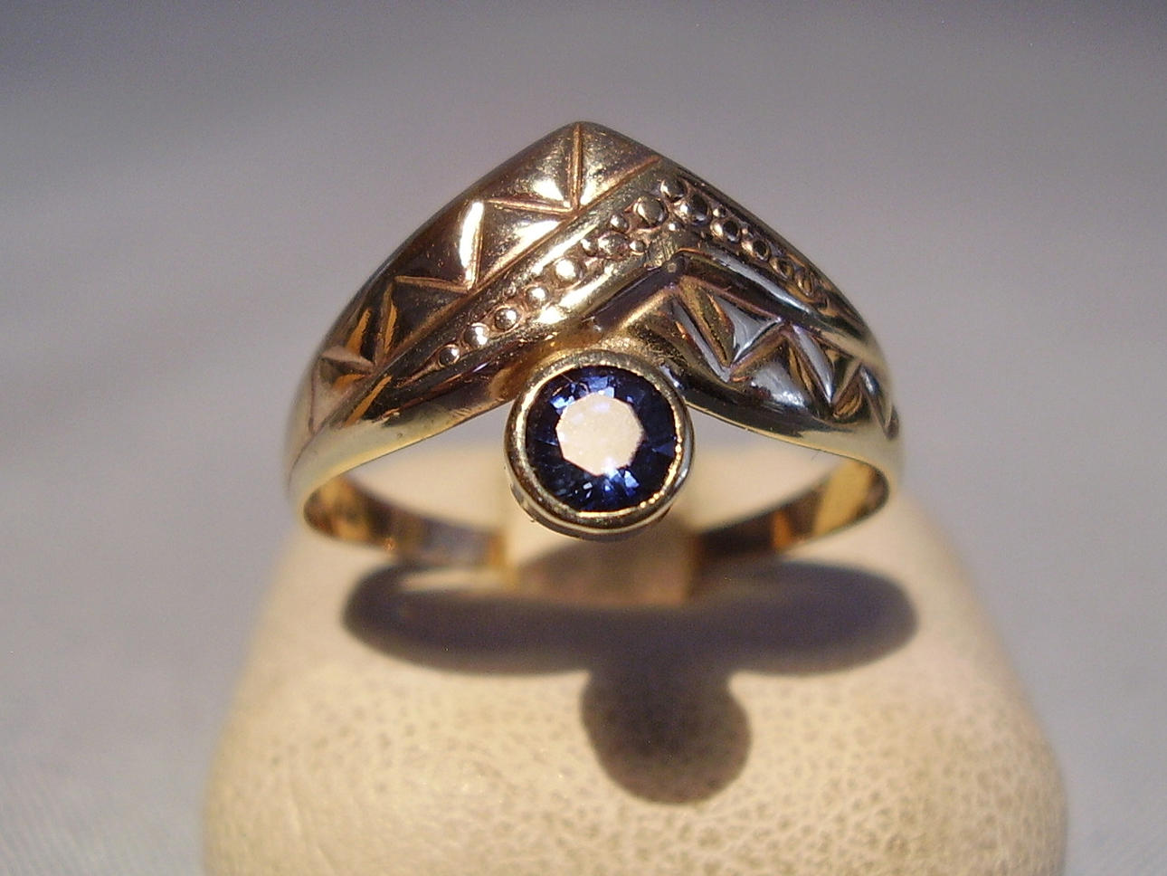 GOLDEN SAPPHIRE RING 333 gult guld.