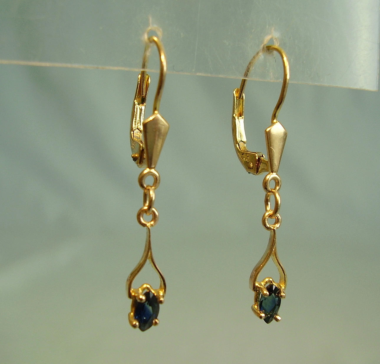 GYLLENE SAFIRÖRHÄNGEN 333 gult guld.