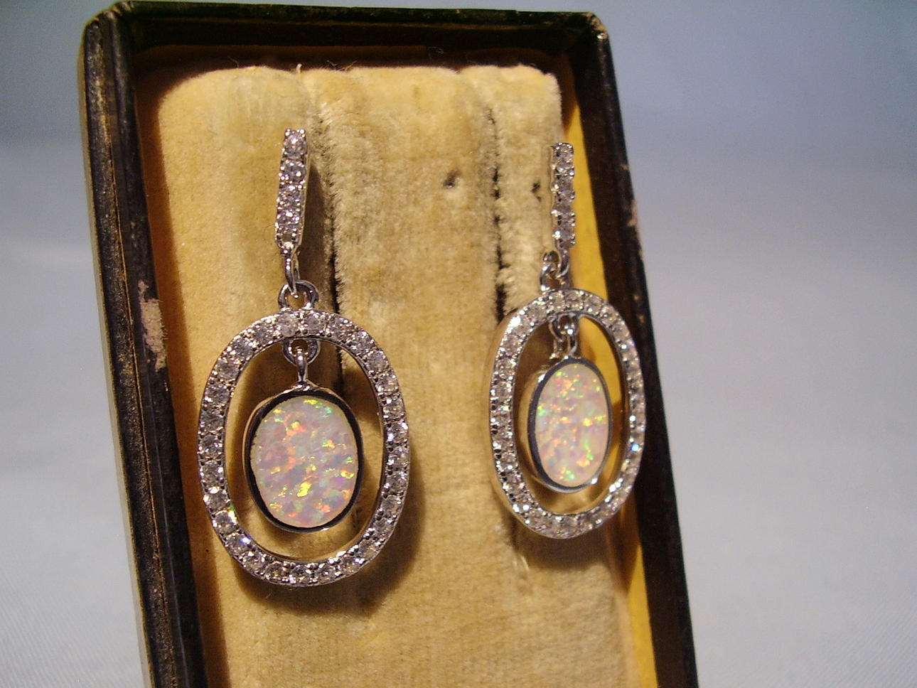 OPAL ÖRHÄNGEN MED ZIRKONIUMOXID ENTOURAGE.