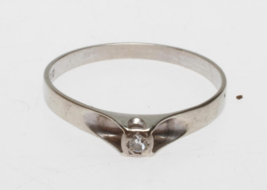 VITGULDSRING, 18k guld, vikt ca 1,3 gr.