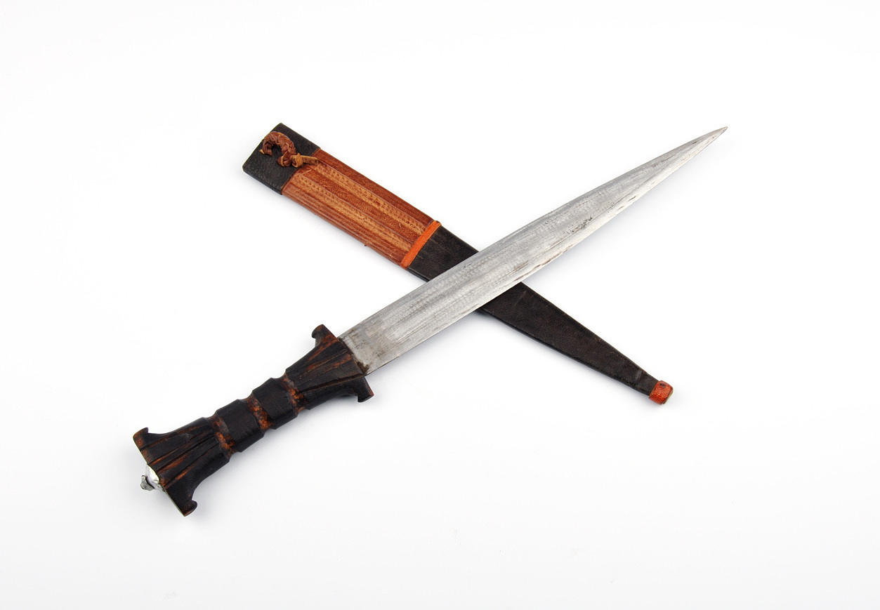 AFRIKANISCHER DOLCH. Skinnslida, omkring 1960.