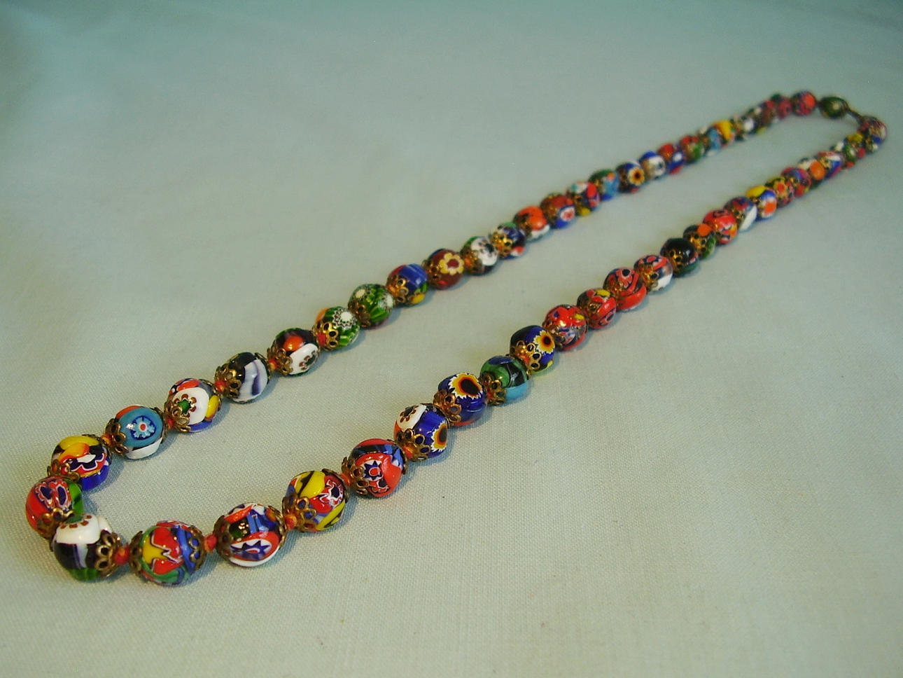 LÅNG MURANO MILLEFIORI HALSBAND Italien runt 1940.