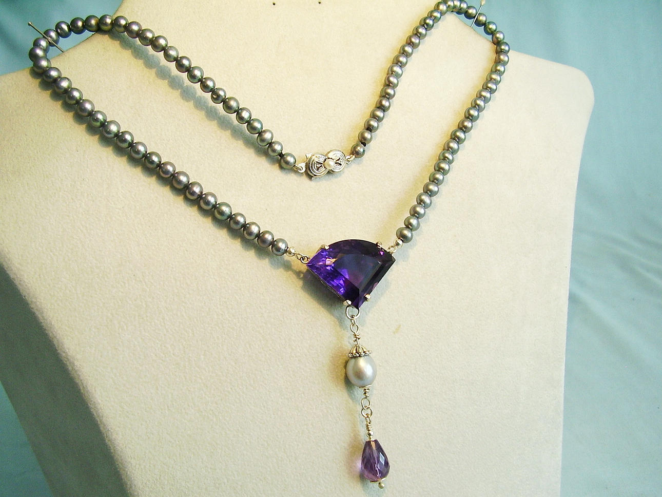 DESIGNER HALSBAND MED AMETIST PÅ PÄRLHALSBAND 925 silver ametister tillagda 46 ct.