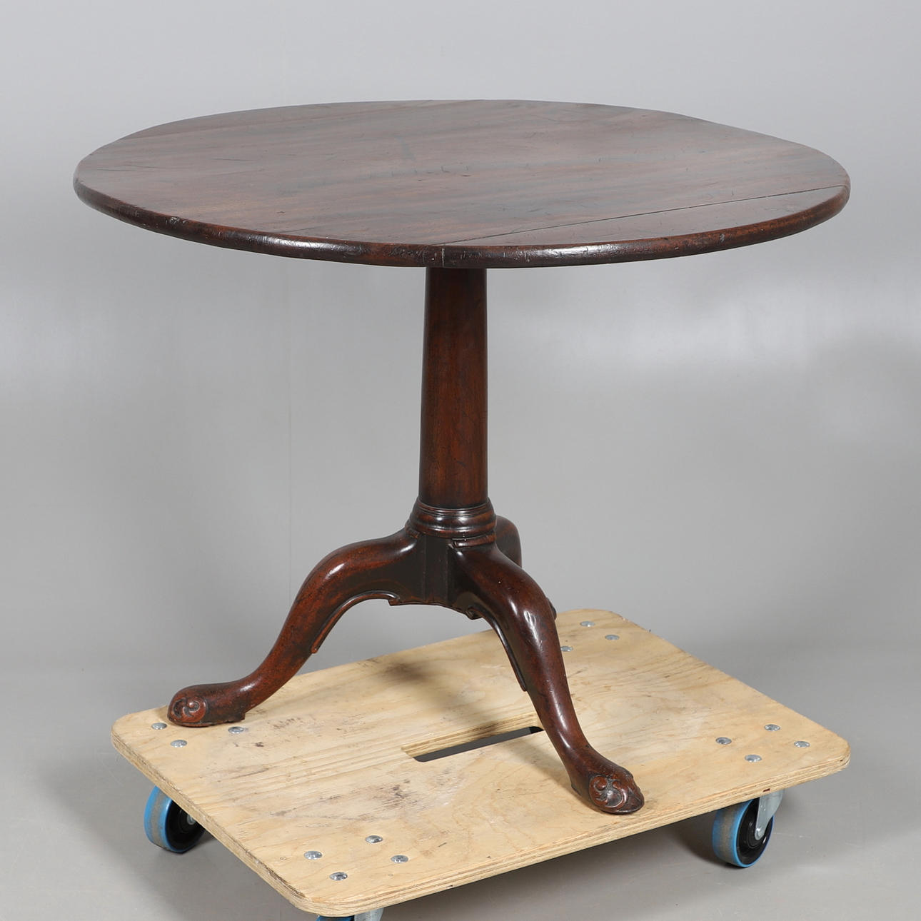 EIN GEORGE II MAHAGONI-ABENDTISCH MIT SCHNAPPVERSCHLUSS.