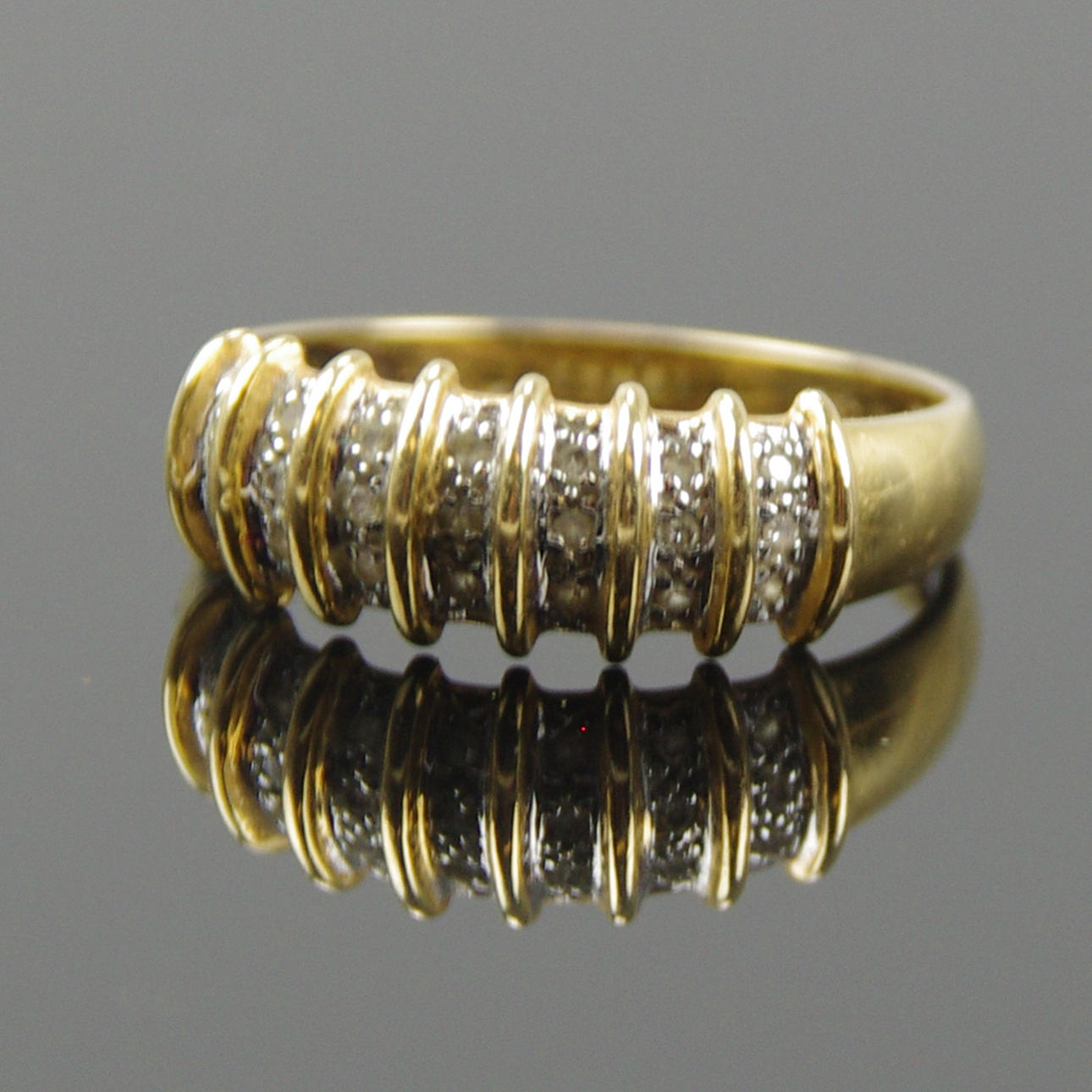 RING, 18 K guld med vita stenar.