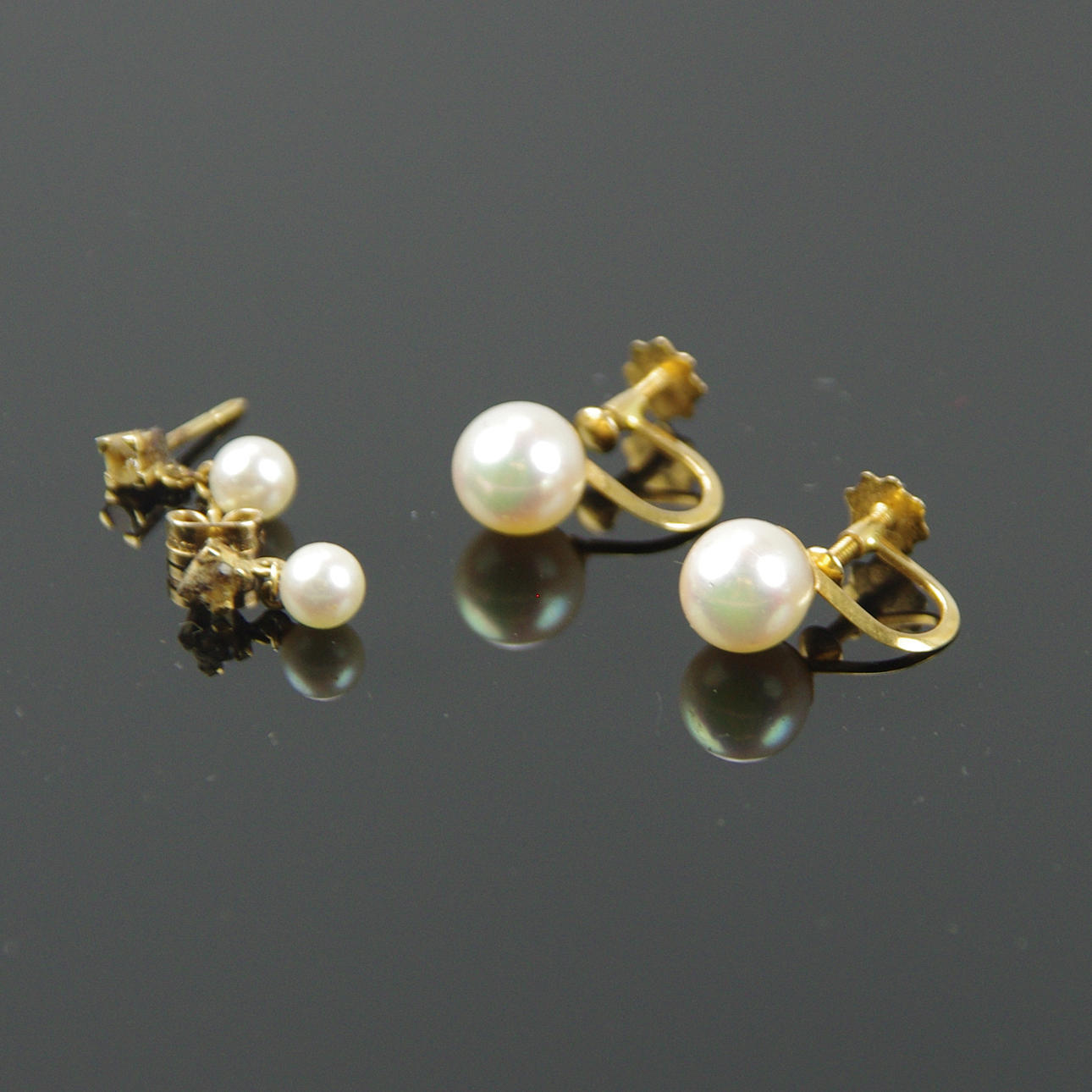 ÖRHÄNGEN, 2 par, 18 K guld med pärlor.