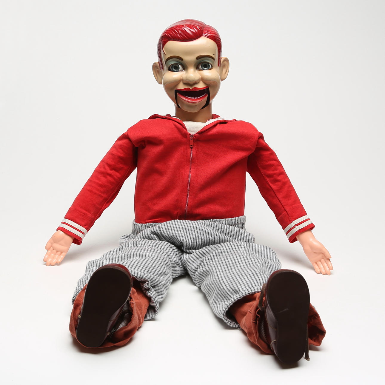 BUKTALARDOCKA, klassisk modell, som förekommer i tv-program.