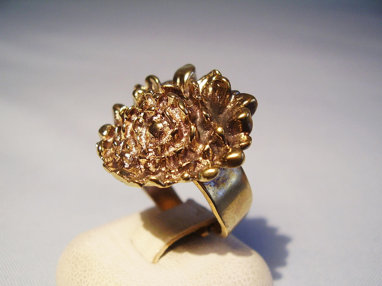 PENTI SARPANEVA. BRONS DESIGNER RING signerad PENTI SARPANEVA FINLAND dekor krysantemum blommar.