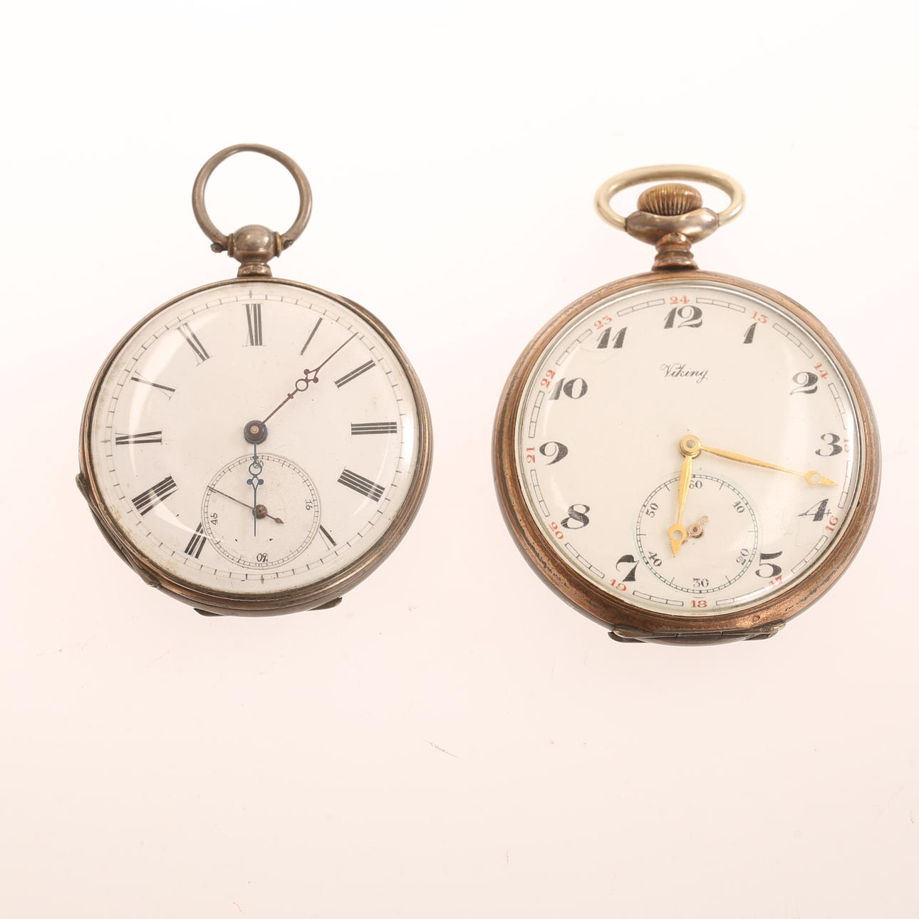 TASKUKELLO JALUSTALLA, 1800-luku. Taskukello kotelolla, Viking, hopea.