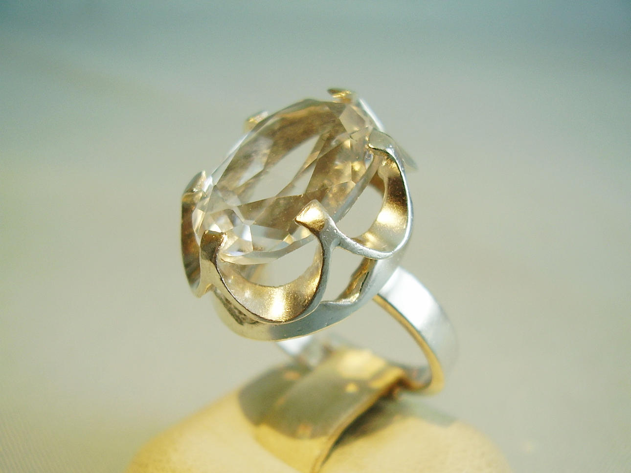 DESIGNER BERGKRISTALL RING SIGNERAD A. KORU TAMMEN FINLAND.