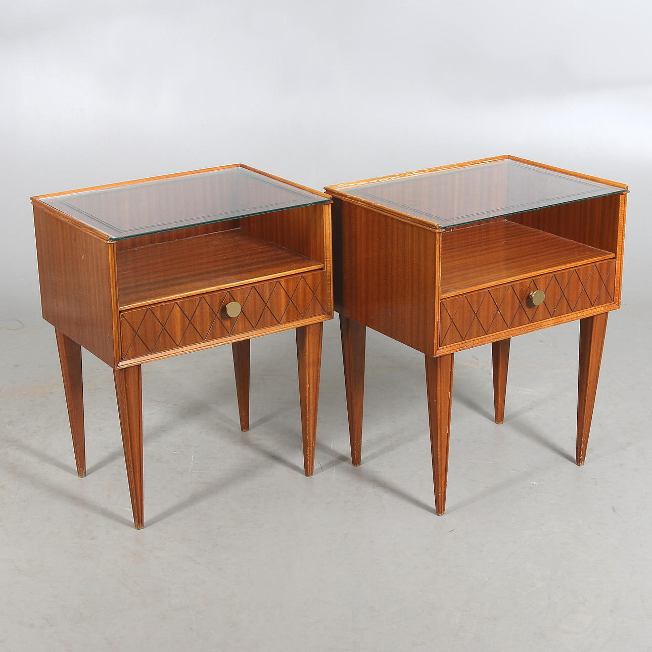 SÄNGBORD, 2 st, mahogny och glas, 1950/60-tal.