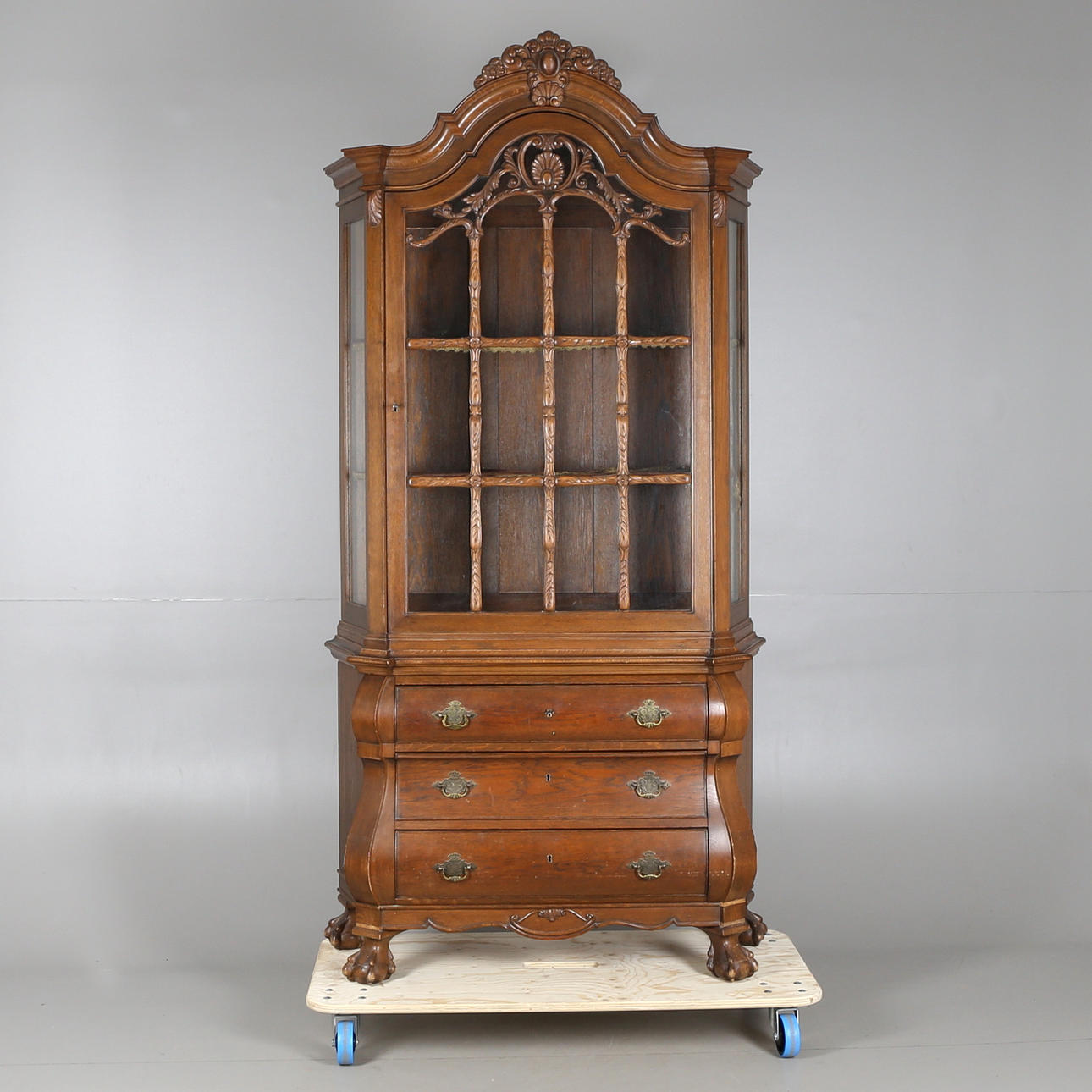 VITRINSKÅP, mörkbonad ek, 1900-tal.