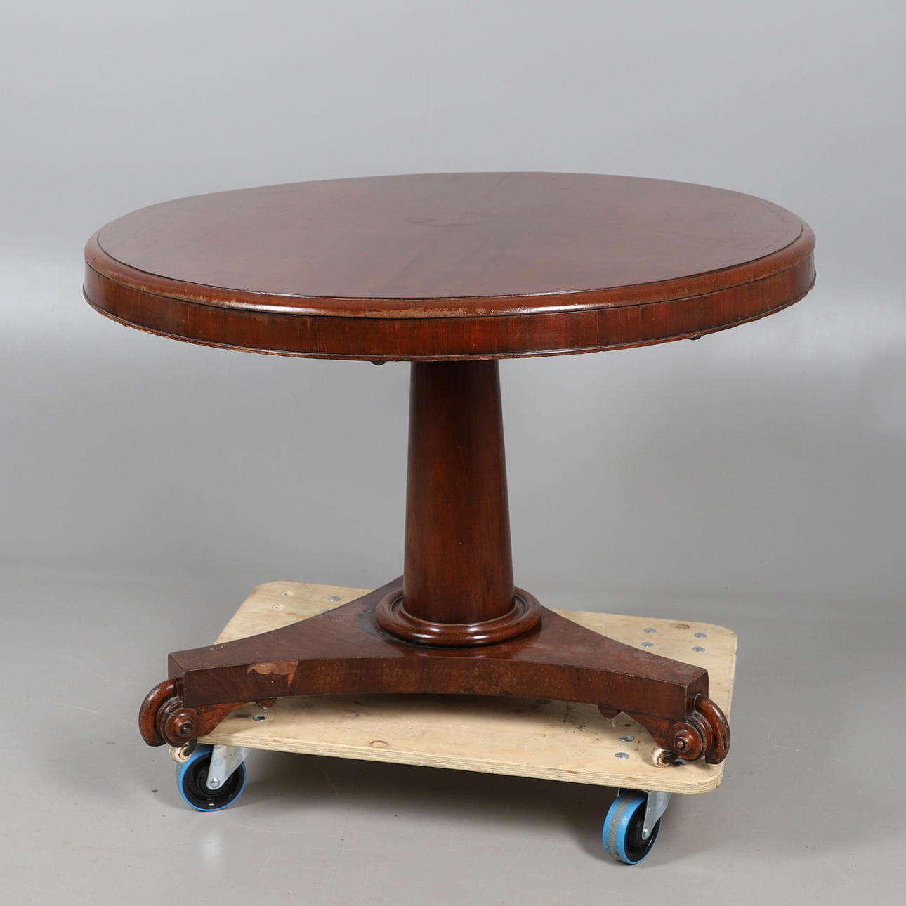 ET VICTORIANSK MAHOGNI MORGENBORD.