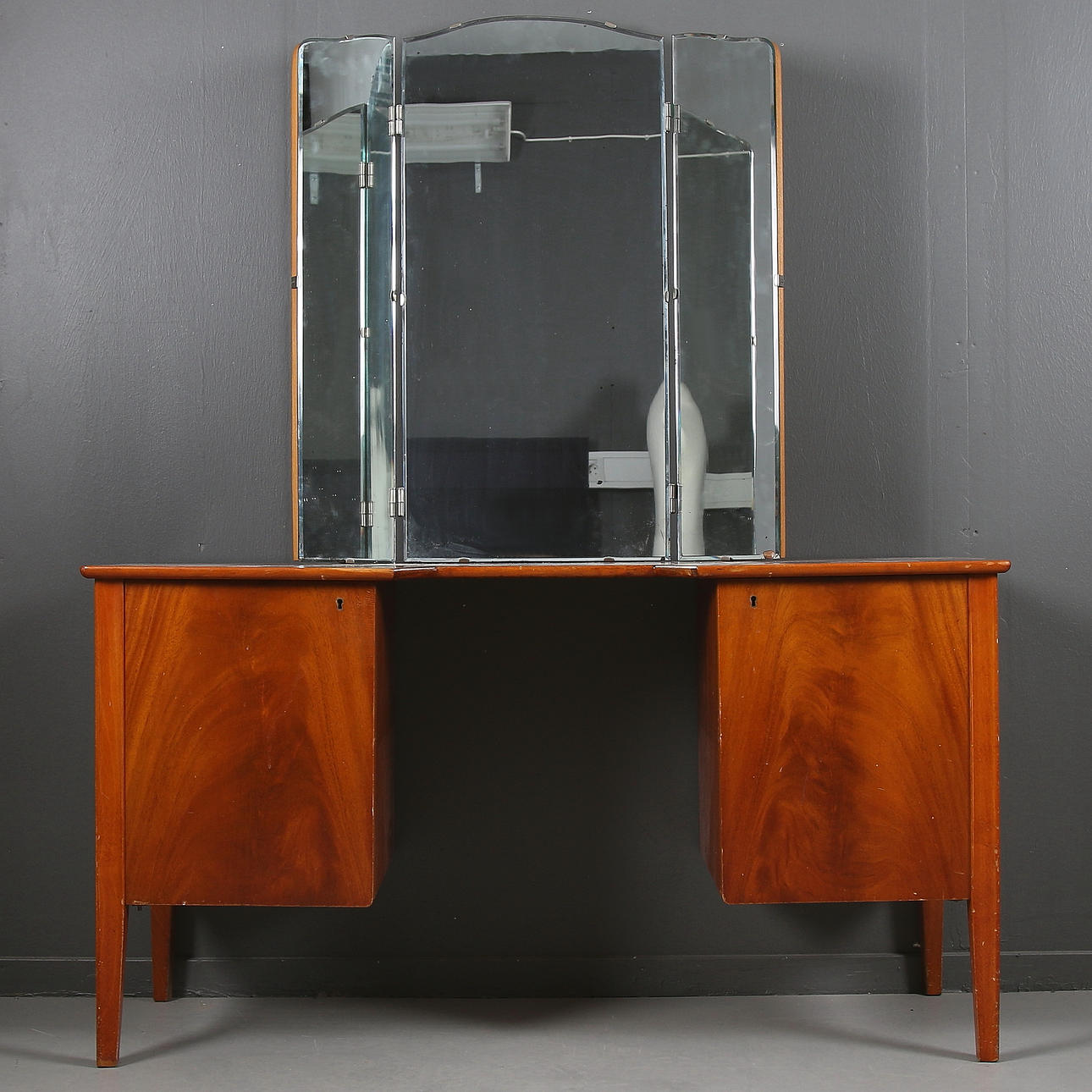 SKRIVBORD/SMINKBORD och SPEGEL, mahogny, 1940/50-tal.