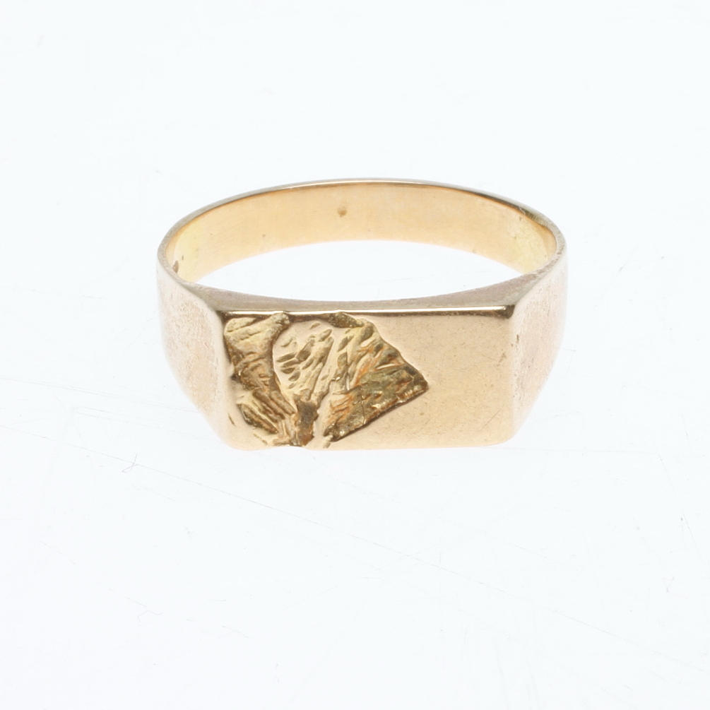 KLACKRING SAREK, 18k guld, vikt ca 4 gr.