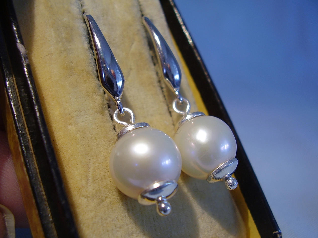 SOUTH SEA PÄRLÖRHÄNGEN diameter 10.6 mm i 925 silver.