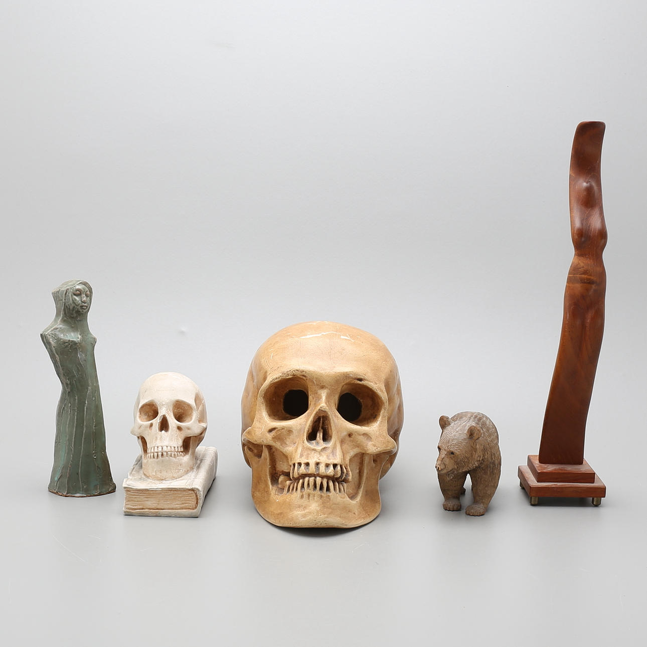 SKULPTURER, 5 st , trä samt konstmassa.
