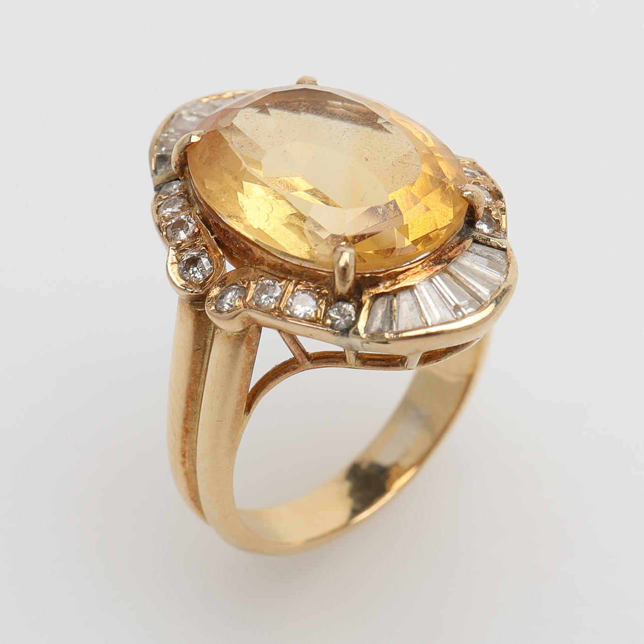RING, 18K GOLD WITH CITRINE AND DIAMONDS.