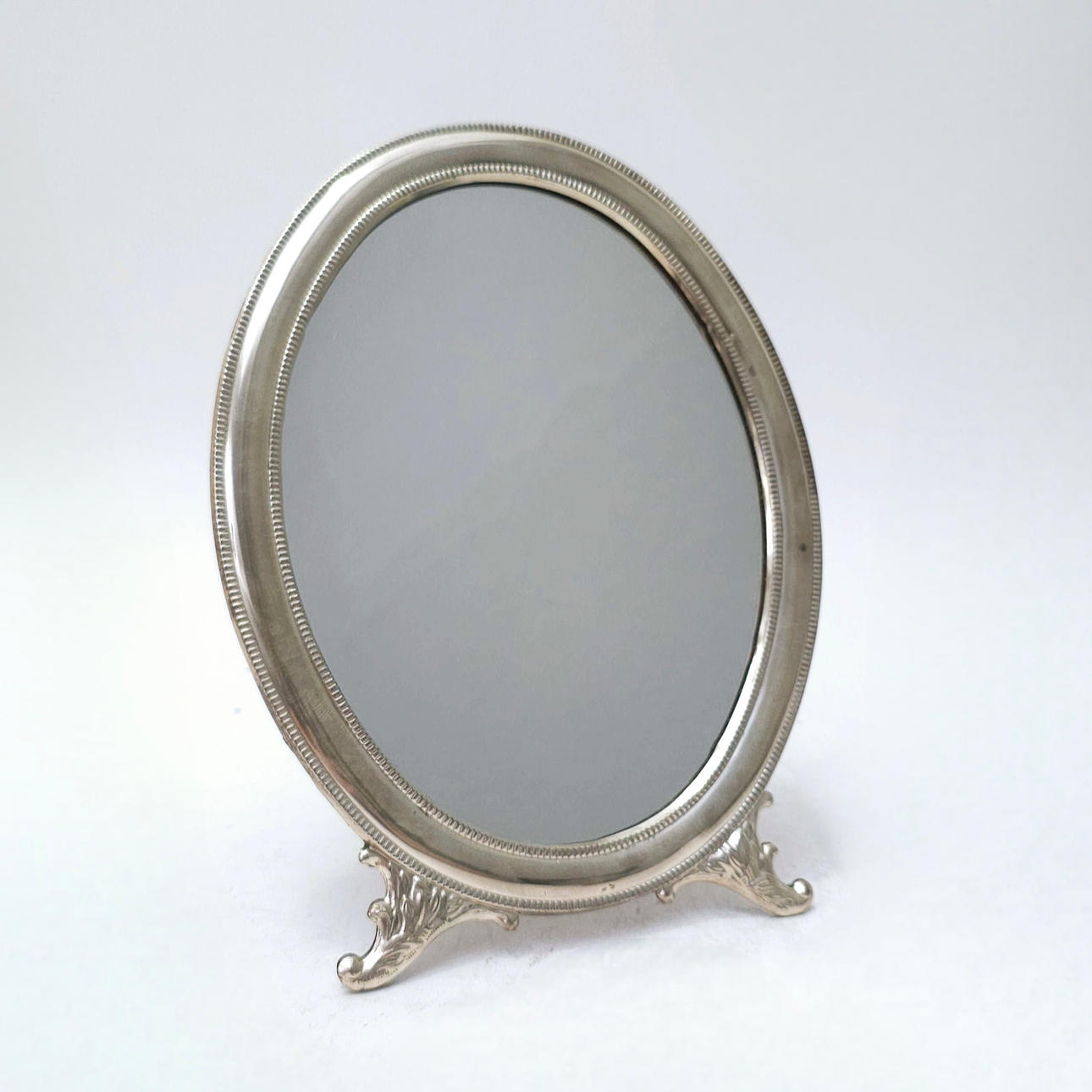 BORDSSPEGEL I TRÄ OCH SILVER MED BEN.