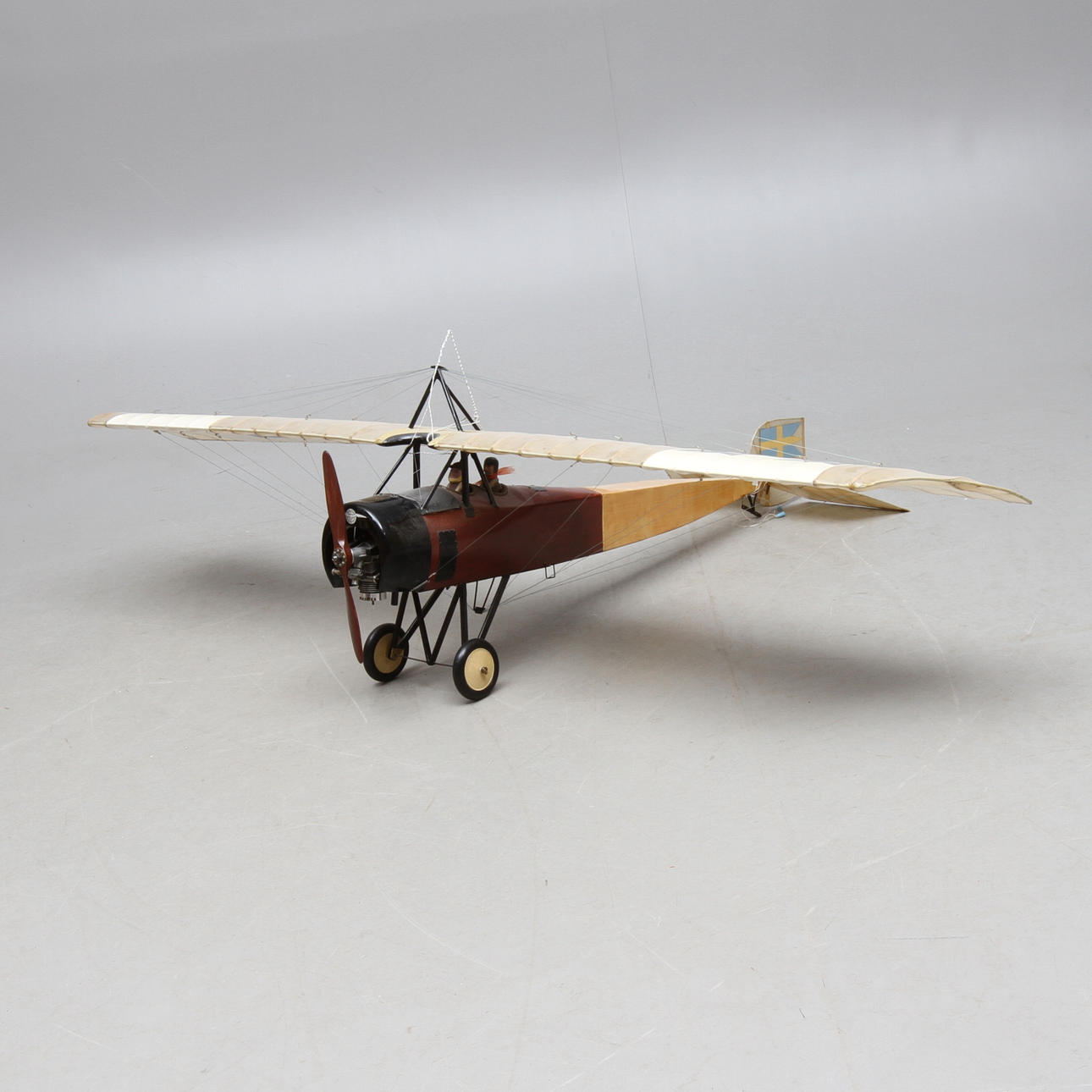 FLYGPLANSMODELL, radiostyrd, 1900-tal.